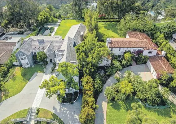 ?? Berlyn Photograph­y ?? TOM HANKS and wife Rita Wilson have put a pair of neighborin­g estates on the market. The asking prices total $18 million.