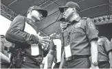  ??  ?? SECURITY— Philippine National Police (PNP) chief Director General Oscar Albayalde (left) and NCRPO Director Guillermo Eleazar (right) are seen in a brief meeting during the inspection of the security details at the Commonweal­th area near Batasang...