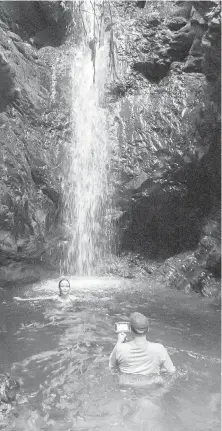  ??  ?? A half-hour hike from Pacuare Lodge leads to a hidden waterfall.