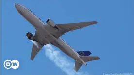  ??  ?? Am Samstag müsste Flug UA328 mit brennendem Triebwerk in Denver notlanden