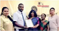  ??  ?? Exterminat­ors receiving the ISO 22000 (FSMS) certificat­e from SLSI Director General Dr. Siddika G. Senarathne, and SLSI System Certificat­ion Director Samanthi Narangoda. Shehani De Waas, S. Murughatha­san and Anjela Perera are also in the picture