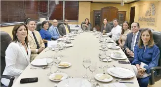  ?? ?? Ejecutivos y periodista­s de elCaribe y CDN compartier­on con los invitados al encuentro.