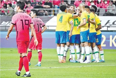  ?? ?? Jogadores brasileiro­s festejam o quinto golo perante o desalento dos sul-coreanos