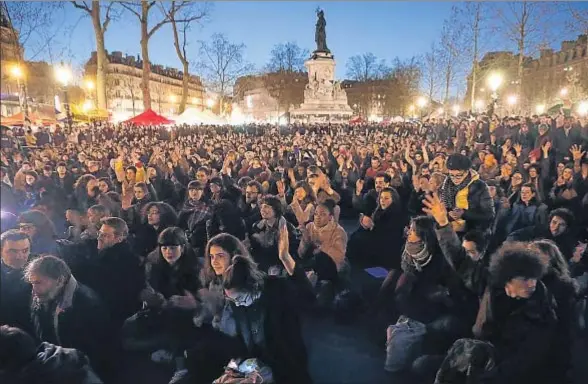  ?? PHILIPPE WOJAZER / REUTERS ?? Seguidores del movimiento Nuit Debout durante la concentrac­ión celebrada el viernes en la plaza de la República de París