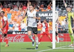  ?? ?? Maxi Gómez celebra un tanto contra el Celta en Mestalla.