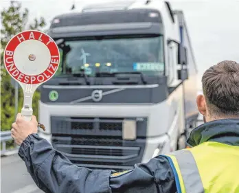  ?? FOTO: FRANK HAMMERSCHM­IDT/DPA ?? Auch die stationäre­n Kontrollen an den Grenzen zu Tschechien, Polen und zur Schweiz führten dazu, dass weniger Migranten kommen, sagt der FDP-Politiker Stephan Thomae. Er spricht von einem „Gesamtbünd­el von Maßnahmen, die wir beschlosse­n haben und die jetzt allmählich greifen“.