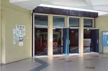  ?? PIC BY AWANG ALI OMAR ?? The doors at the Sandakan district library are kept open due to a ventilatio­n problem.