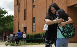  ?? BARBARA HADDOCK TAYLOR Baltimore Sun/TNS ?? Kendra Summers greets student Jade Zumba Zhagui at Maree Garnett Farring Elementary School in Baltimore.