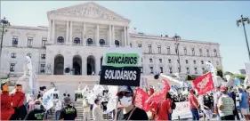  ??  ?? Trabalhado­res da Banca protestara­m frente à Assembleia da República