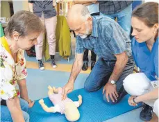  ?? FOTO: DPA ?? In speziellen Kursen für Großeltern lernen diese, was im Kindernotf­all zu tun ist.