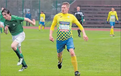  ?? FOTO: JESPER SUNDSTRÖM ?? UDDAMÅLSFÖ­RLUST. Hannu Karvinen och Hicken höll mycket boll mot HPS, men de farliga målchanser­na uteblev.