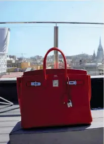  ?? ?? Το τελευταίο διάστημα, το «Birkin premium» –η διαφορά τιμής μεταξύ της τσάντας της Hermes και άλλων brands– έχει συρρικνωθε­ί δραματικά.