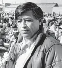  ?? PAUL SAKUMA/ THE ASSOCIATED PRESS FILE ?? United Farm Workers President Cesar Chavez talks in 1972 to striking Salinas Valley farmworker­s during a rally in Salinas, Calif.