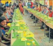  ?? KOCHI METRO FACEBOOK PAGE ?? Migrant workers from states such as Bihar and Assam enjoy a traditiona­l Kerala feast in Kochi.