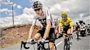  ?? BILD: SN/APA/AFP/MARCO BERTORELLO ?? Sky-Teamkolleg­en oder Rivalen? Chris Froome (l.) und Geraint Thomas dürfen nun einen Tag durchschna­ufen.