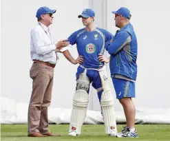  ?? —AFP ?? SYDNEY: This file photo taken on January 2, 2016 shows Australian cricket selector Trevor Hohns (L) speaking with team captain Steve Smith (C) and chief coach Darren Lehmann during a training session in Sydney. Crisis-torn Australia will attempt to...