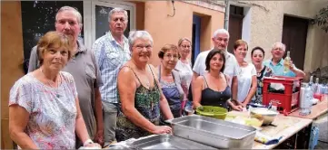  ??  ?? Le premier magistrat Michel Mondani est venu avec son épouse Eliane féliciter les « cuistots » et déguster la soupe au pistou.