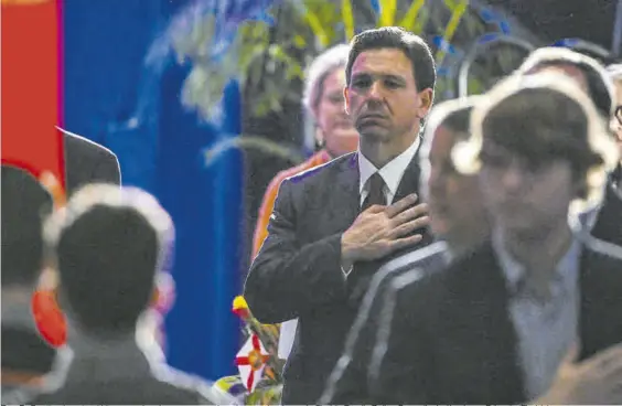  ?? GIORGIO VIERA / EFE ?? Ron Desantis, durante el himno nacional en una cena de gala organizada por la Florida Family Policy Council, el sábado en Orlando (Florida).