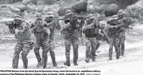  ?? AP/ BULLIT MARQUEZ ?? PHILIPPINE Marines from the Naval Special Operations Group storm the beach in an amphibious military exercise at the Philippine Marines training center in Ternate, Cavite, September 24, 2015.