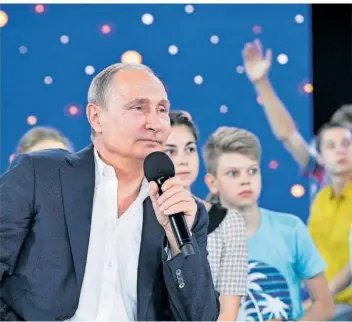  ?? FOTO: ALEXEI NIKOLSKY/AP ?? Wladimir Putin spricht während eines Besuches des Sirius Bildungsze­ntrum für hochbegabt­e Kinder zu Schülern. Der Kreml-Chef will, dass Großfamili­en in Russland zur Norm werden.