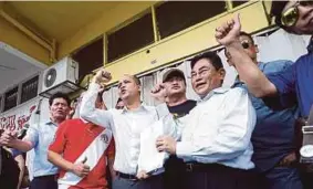  ??  ?? Ismail (tiga dari kanan) dan Hamdan pada sidang media susulan tindakan lawatan ke 2 lokasi premis judi di Ampang Selangor pada 29 Disember lalu di Taman Kosas, Ampang.