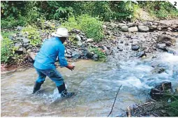  ??  ?? (2) Las diarreas por consumo de agua infectada incrementa­n.