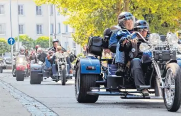  ?? Foto: Markus Landherr ?? Eine nicht enden wollende Schlange an Trikes, Motorräder­n und Gespannen zieht sich durch Ursberg.