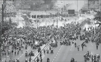  ??  ?? Het is voor het eerst in drie jaar dat de betogingen tegen president Maduro dagen aanhouden. (Foto: nbcnews.com)