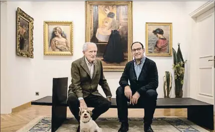  ?? ANA JIMÉNEZ ?? Josep Cusí y Manel Terrón, nieto y biznieto de Manuel Cusí, junto a algunas obras de su antecesor detrás