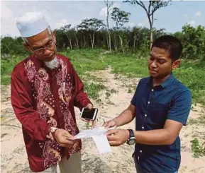  ?? (FOTO IQMAL HAQIM ROSMAN/BH) ?? Rembau. ketika meninjau kebun keluargany­a di Kampung Legong Ulu,