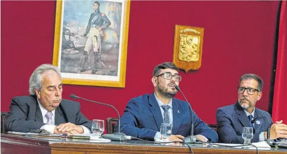  ?? FOTOS: PRENSA MUNICIPALI­DAD DE SAAVEDRA ?? EN SU discurso de asunción, días atrás, el jefe comunal vecinalist­a había anticipado que efectuaría cambios "pensando en el bienestar de la comunidad".