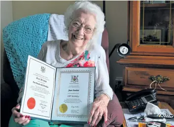  ?? JOE BARKOVICH/ SPECIAL TO THE TRIBUNE ?? Jean Dunbar shows the congratula­tory message in recognitio­n of her 100th birthday, received recently from Ontario Premier Kathleen Wynne.