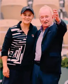  ?? GETTY ?? Si fa così Ashleigh Barty, 23 anni, a Parigi accanto all’icona Rod Laver, 80. L’australian­o è stato l’unico a completare il Grande Slam, nel 1962 e 1969