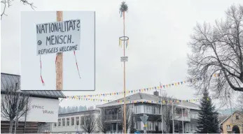  ?? FOTO: PATRICK SCHOLZ ?? Zweckentfr­emdeter Narrenbaum: Aktivisten haben in großer Höhe ein Schild angebracht.