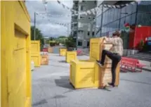  ?? FOTO: CLAUDIO BRITOS ?? TRISS I SOMMARPLAT­SER. Sällskapss­pel i Hagastaden, rosa svanar över Gamla Brogatan och gula lådor i Hornsbergs strand.