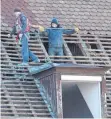  ?? FOTO: SAPO ?? Derzeit arbeiten Dachdecker daran, das Dach des historisch­en Gebäudes abzudecken.