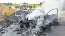  ?? FOTO: THOMAS WARNACK ?? Bei Bierstette­n brennt ein Auto vollständi­g aus.