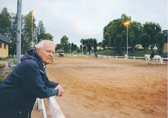  ?? FOTO: LEIF OLDENBURG ?? RESA. Två kvällar i veckan tar Styrbjörn Amberg tunnelbana och buss till ridskolan.