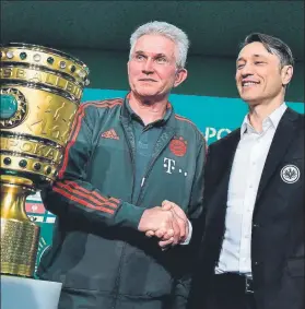  ?? FOTO: TWITTER ?? Heynckes y Kovac, su sucesor en el Bayern, junto al trofeo de la Copa de Alemania