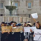  ??  ?? Da Piazza IV Novembre i manifestan­ti hanno sfilato in corteo per via Bartolo fino a Palazzo Gallenga, sede dell'Università per Stranieri ( foto Giancarlo Belfiore)