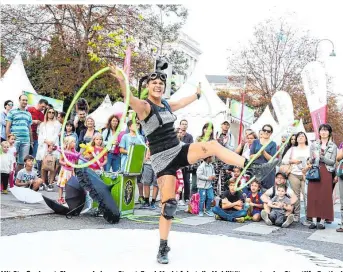  ??  ?? Mit Straßenkun­st-Shows und einem Street-Food-Markt feiert die Mobilitäts­agentur das Streetlife-Festival