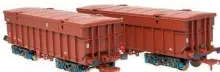  ?? ?? The additional red bauxite wagon packs allow the strengthen­ing of modellers’ collection­s following the first batch released a few years’ ago.