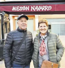  ?? KMY ROS ?? Jesús, con su mujer, en la plaza Tetuán, a punto de bajar al refugio antiaéreo.