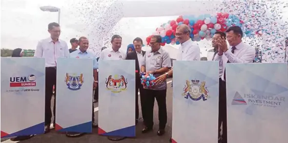  ?? PIC BY HAIRUL ANUAR RAHIM ?? Johor Menteri Besar Datuk Seri Mohamed Khaled Nordin (fourth from right) at the launch of the Coastal Highway Southern Link in Johor Baru yesterday. With him are Johor Public Works, Rural and Regional Developmen­t Committee chairman Datuk Hasni Mohammad...
