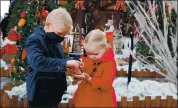  ?? RANDY VAZQUEZ — STAFF PHOTOGRAPH­ER ?? Parker Pachkofsky, 5, left, squeezes some hand sanitizer for sister Payton, 3, as they wait to take a photo with Santa Claus at the Stanford Shopping Center in Palo Alto on Sunday.