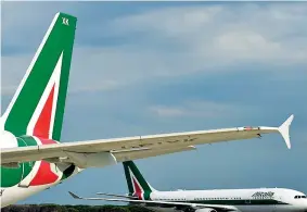  ??  ?? I velivoli Velivoli di Alitalia in partenza da Roma Fiumicino, l’hub principale della compagnia