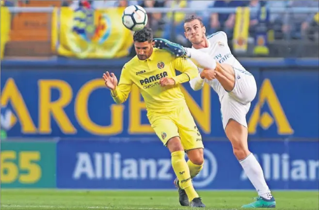  ??  ?? EN FORMA. Bale, que en la imagen pugna con Álvaro, estuvo muy activo a lo largo del partido. El galés abrió el marcador con un formidable gesto técnico, prueba de su buen estado.