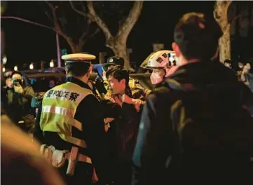  ?? THE NEW YORK TIMES 2022 ?? Police officers move in on a protester at a demonstrat­ion against “zero-COVID” Nov. 27 in Shanghai.