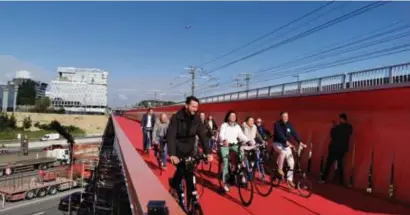  ?? Dbg ?? De fietsbrug werd gisterenmo­rgen officieel ingefietst onder leiding van minister Lydia Peeters.