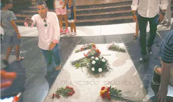 ??  ?? Un homme fait le salut fasciste à côté de la tombe de Francisco Franco, en banlieue de Madrid, vendredi. - Associated Press: Andrea Comas